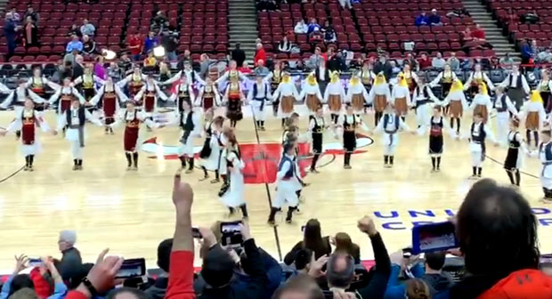 ЗАИГРАЛИ СРПСКО КОЛО НАСРЕД ЧИКАГА: Уочи НБА утакмице ансамбл Соко извео несвакидашњи наступ